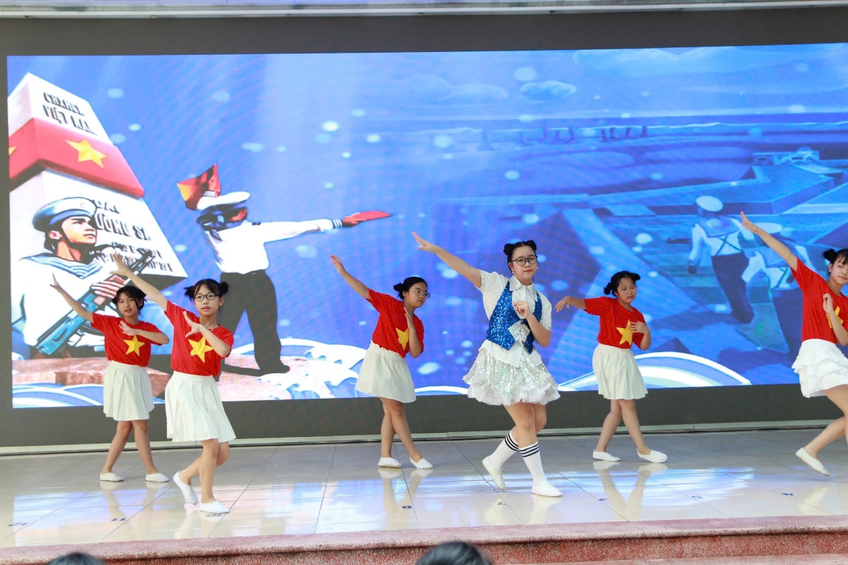 A group of girls dancing on a stage

AI-generated content may be incorrect.