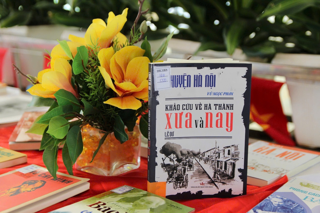A book next to a vase of flowers

AI-generated content may be incorrect.