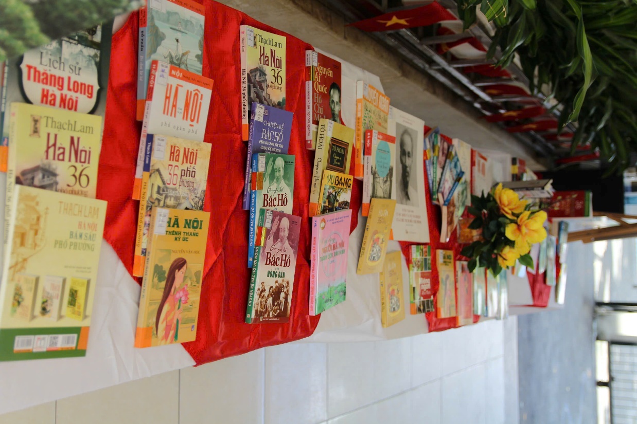 A group of books on a wall

AI-generated content may be incorrect.