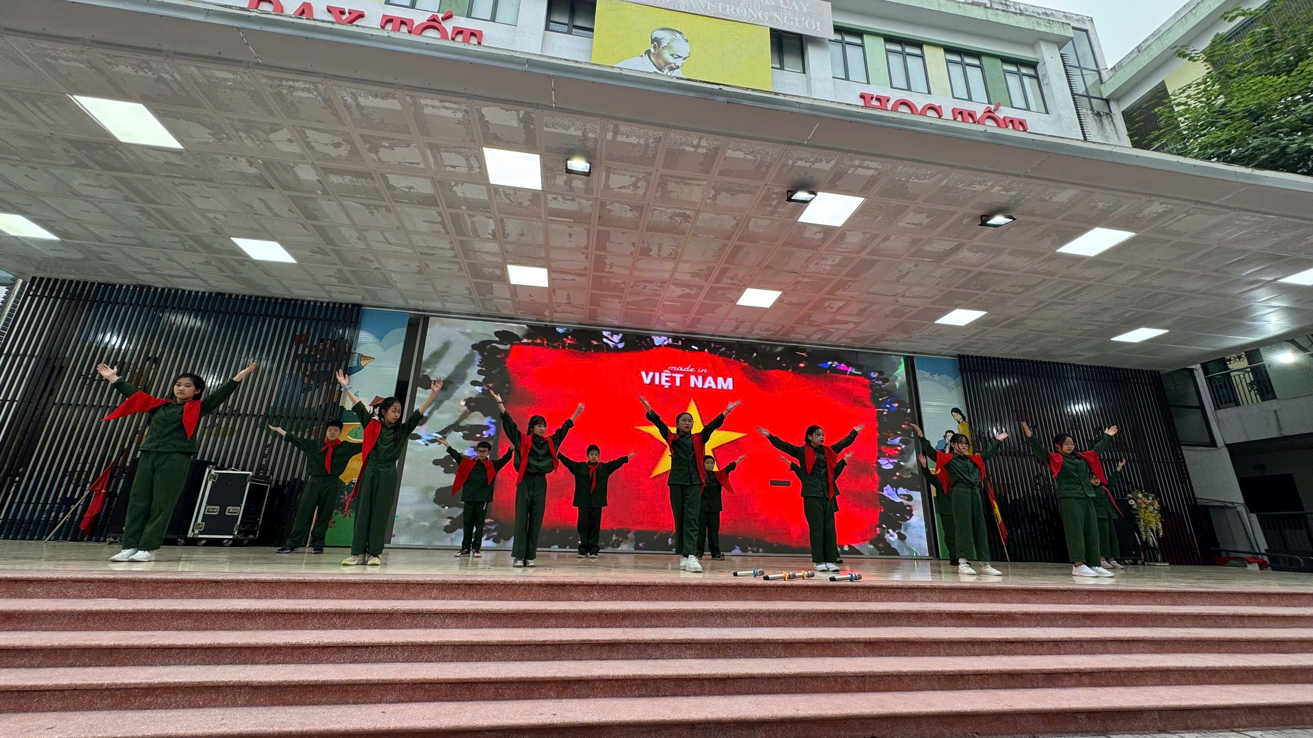 A group of people standing on a stageAI-generated content may be incorrect.