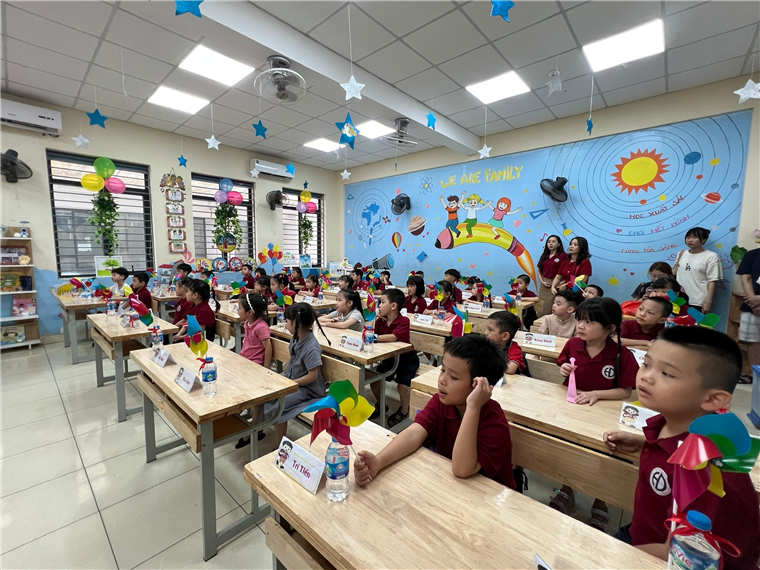 A group of children in a classroom

AI-generated content may be incorrect.