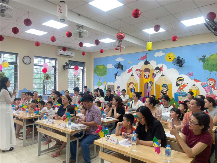 A group of people sitting at tables in a classroomAI-generated content may be incorrect.