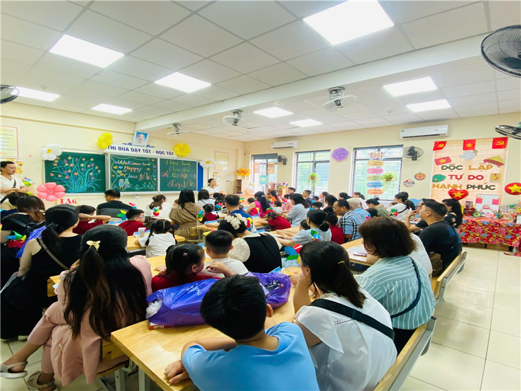 A group of people in a classroomAI-generated content may be incorrect.