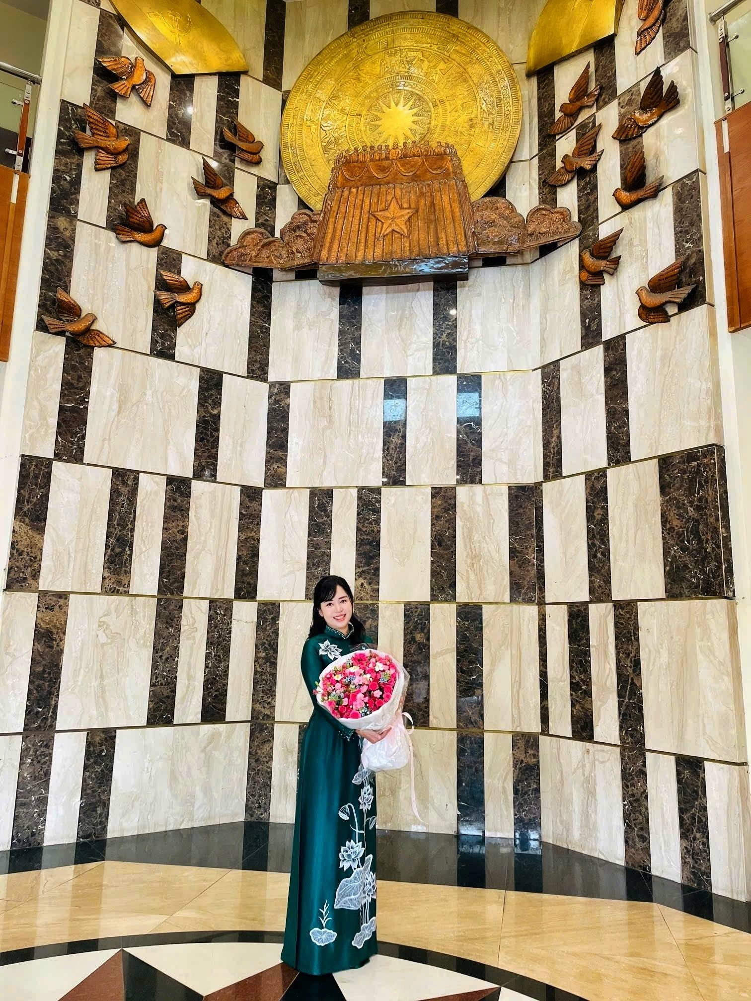 A person holding a bouquet of flowers in a room with a gold and black and white wallAI-generated content may be incorrect.