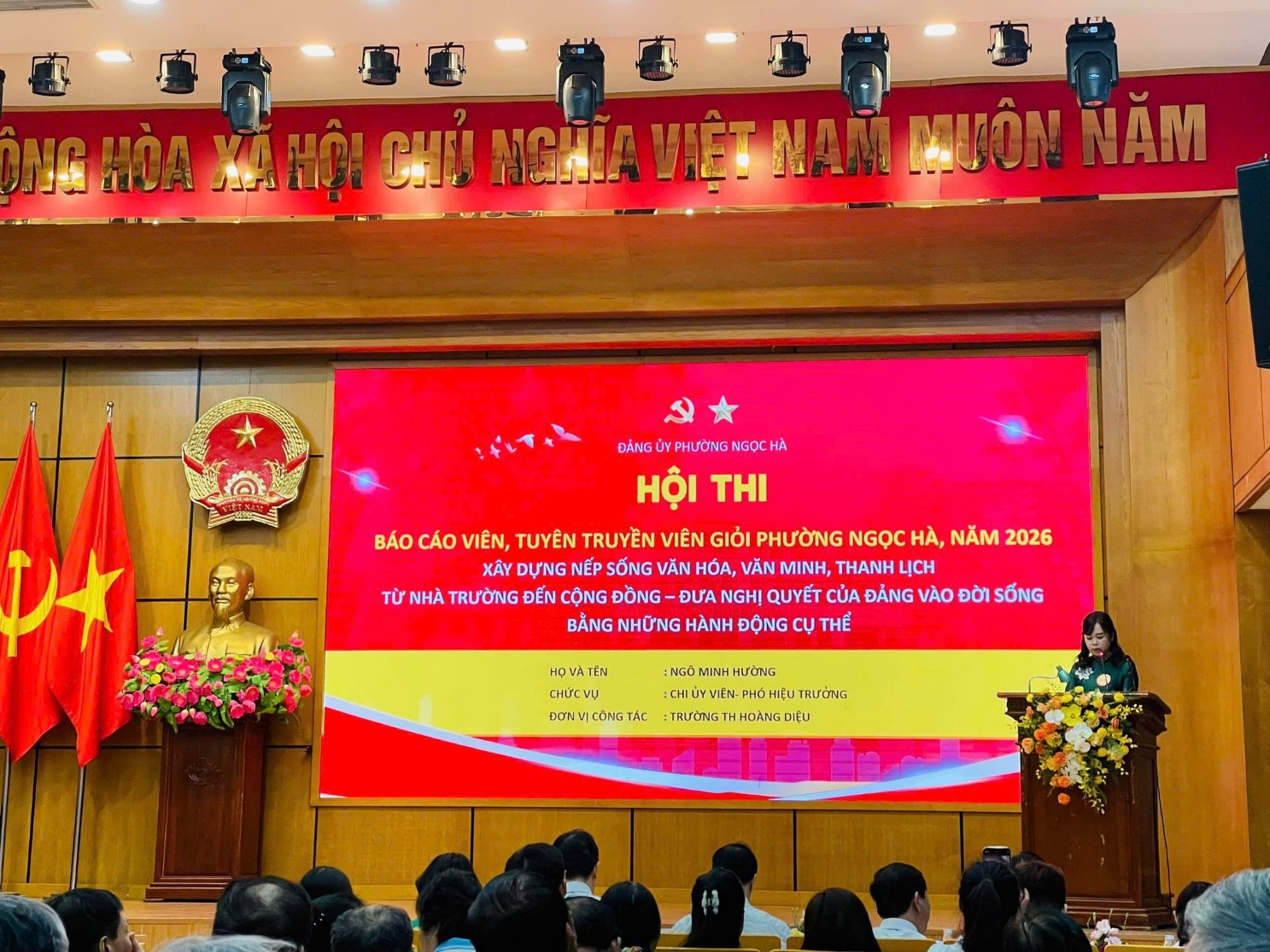 A group of people in front of a stageAI-generated content may be incorrect.