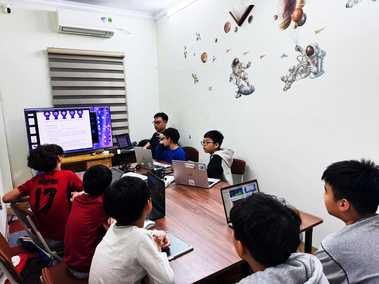 A group of kids sitting at a table with laptops

AI-generated content may be incorrect.