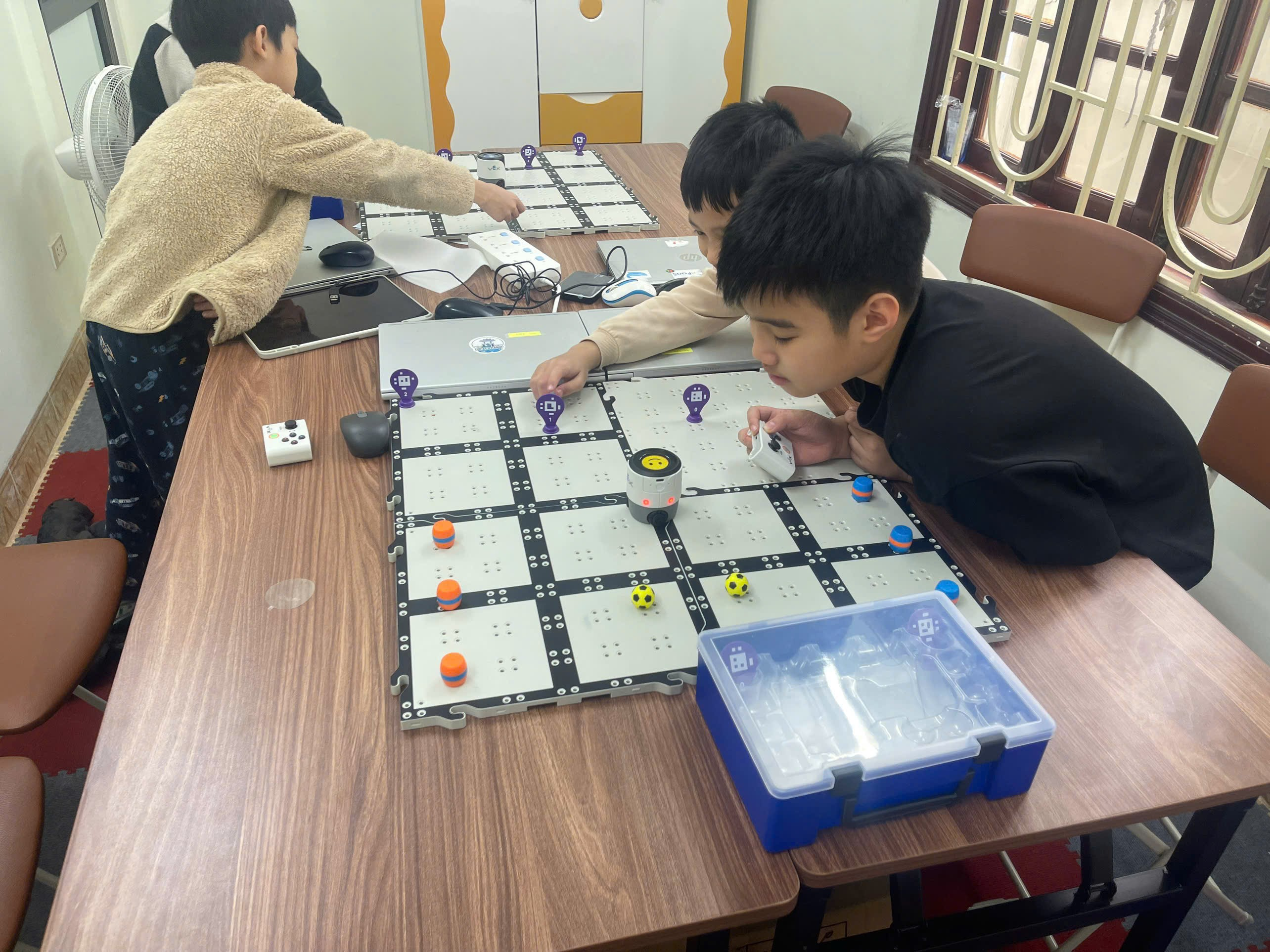 A group of kids playing a board gameAI-generated content may be incorrect.