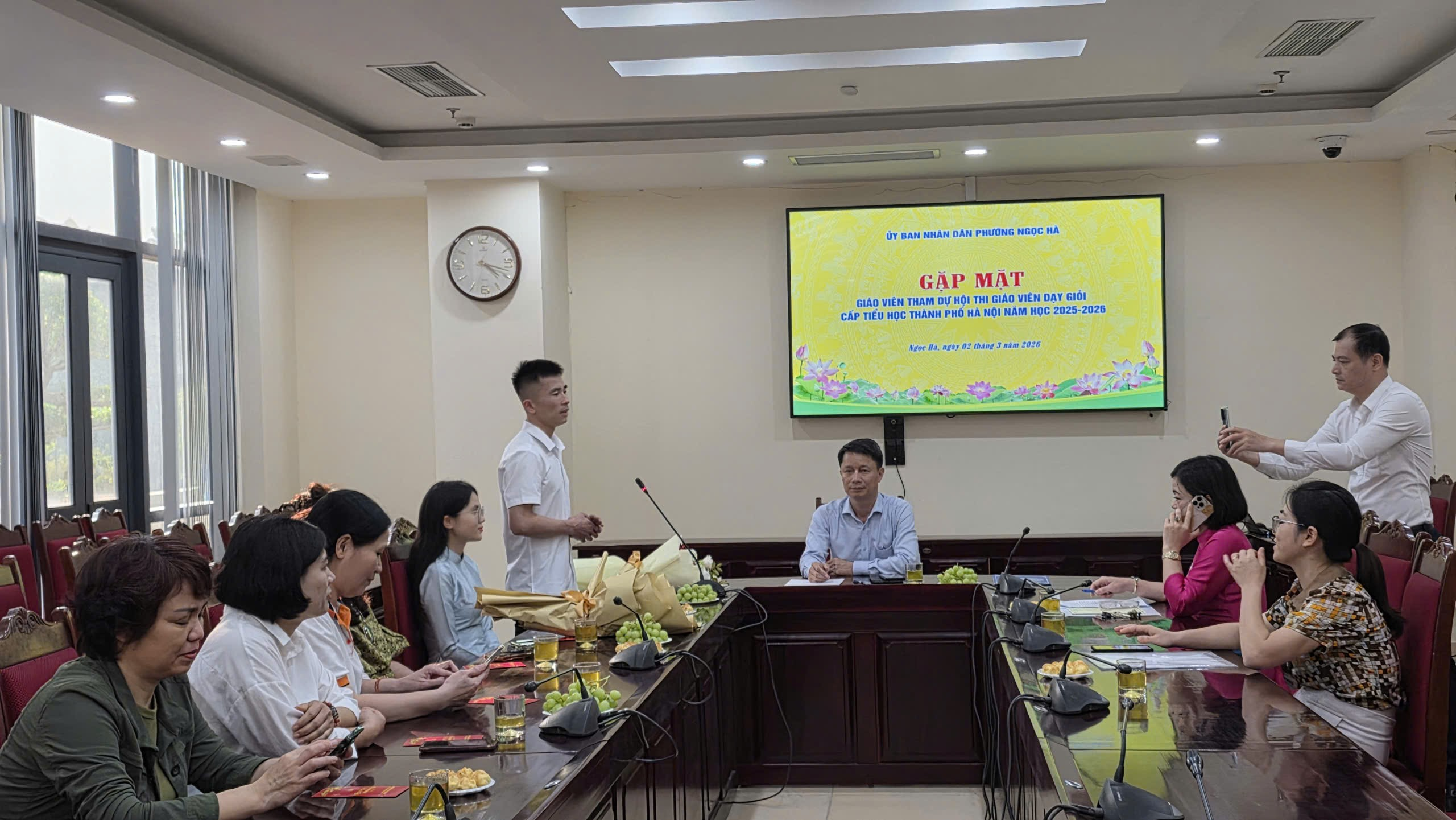 A group of people in a roomAI-generated content may be incorrect.