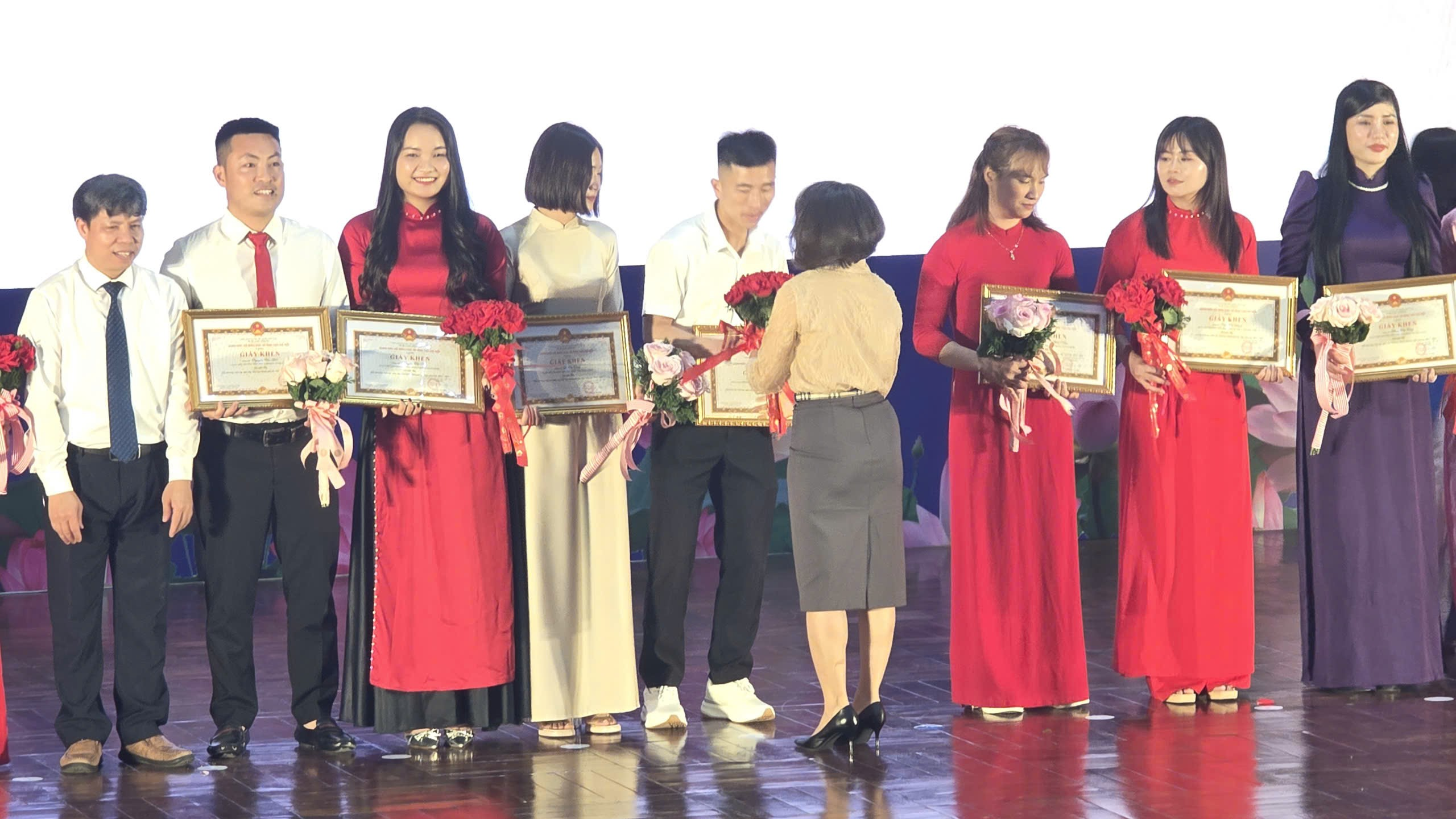 A group of people holding awardsAI-generated content may be incorrect.